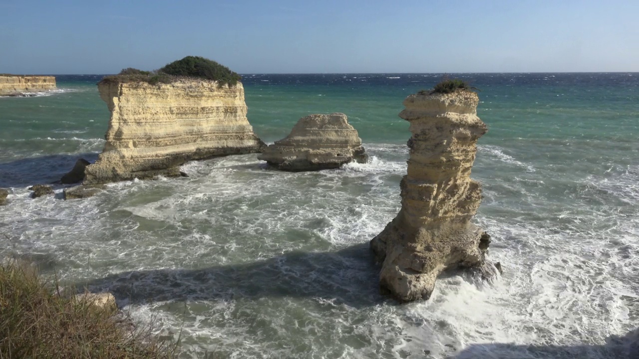 海浪拍打着海中的法拉可里奥尼岩石视频素材