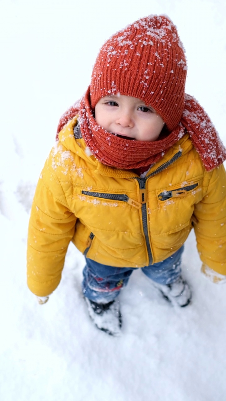 雪下的快乐小男孩视频素材