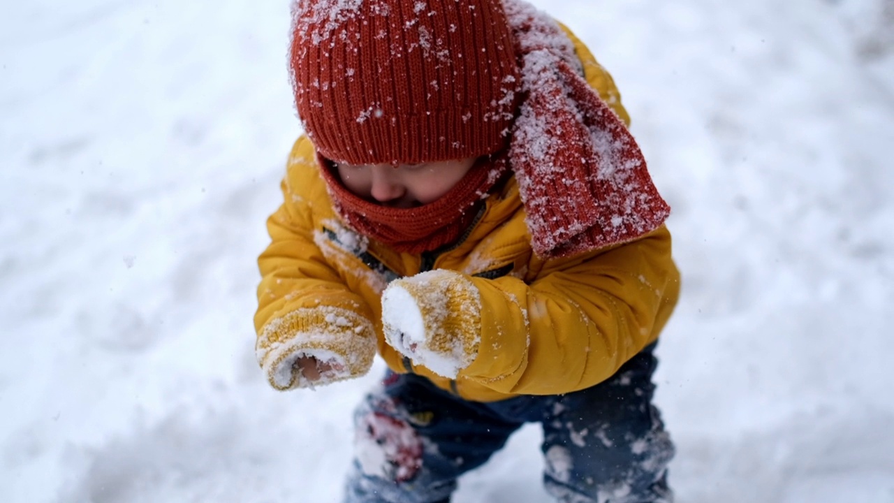 雪下的快乐小男孩视频素材