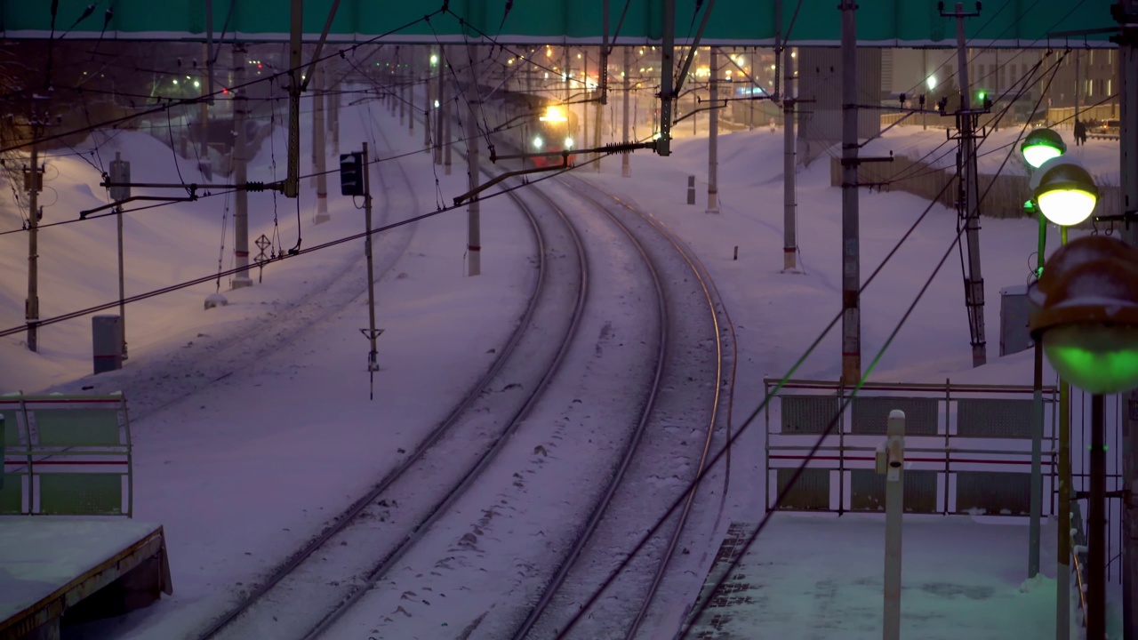 Ð '在下雪的夜晚，乘火车上下班视频素材