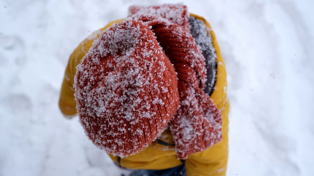 雪下的快乐小男孩视频素材