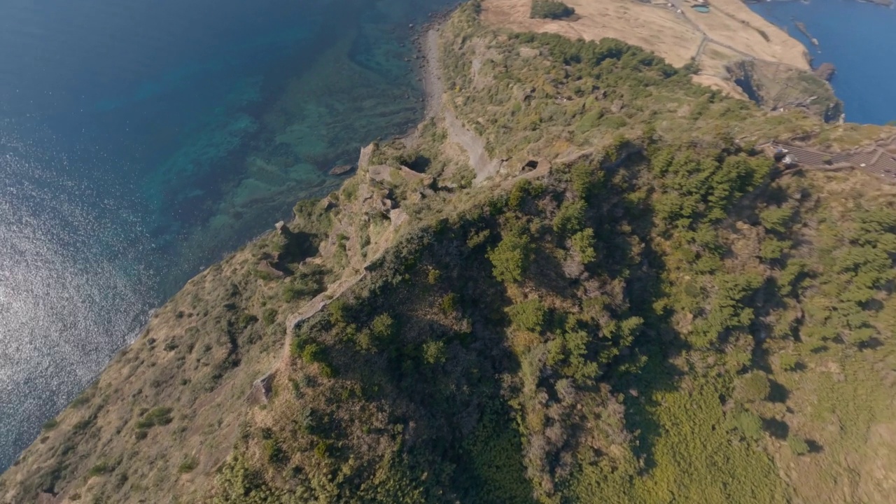 ▽自然风光=韩国济州岛西归浦市城山郡的城山一铁峰和大海视频素材