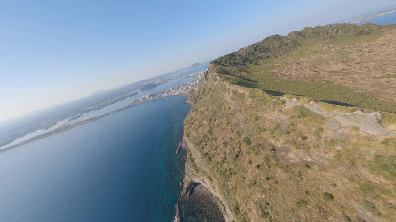 ▽自然风光=韩国济州岛西归浦市城山郡的城山一铁峰和大海视频素材