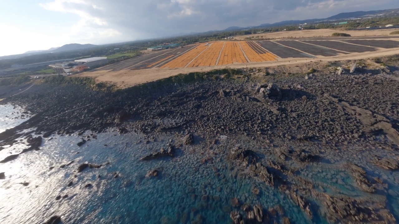 ▽自然风光=韩国济州岛西归浦市城山郡新川牧场和大海视频素材