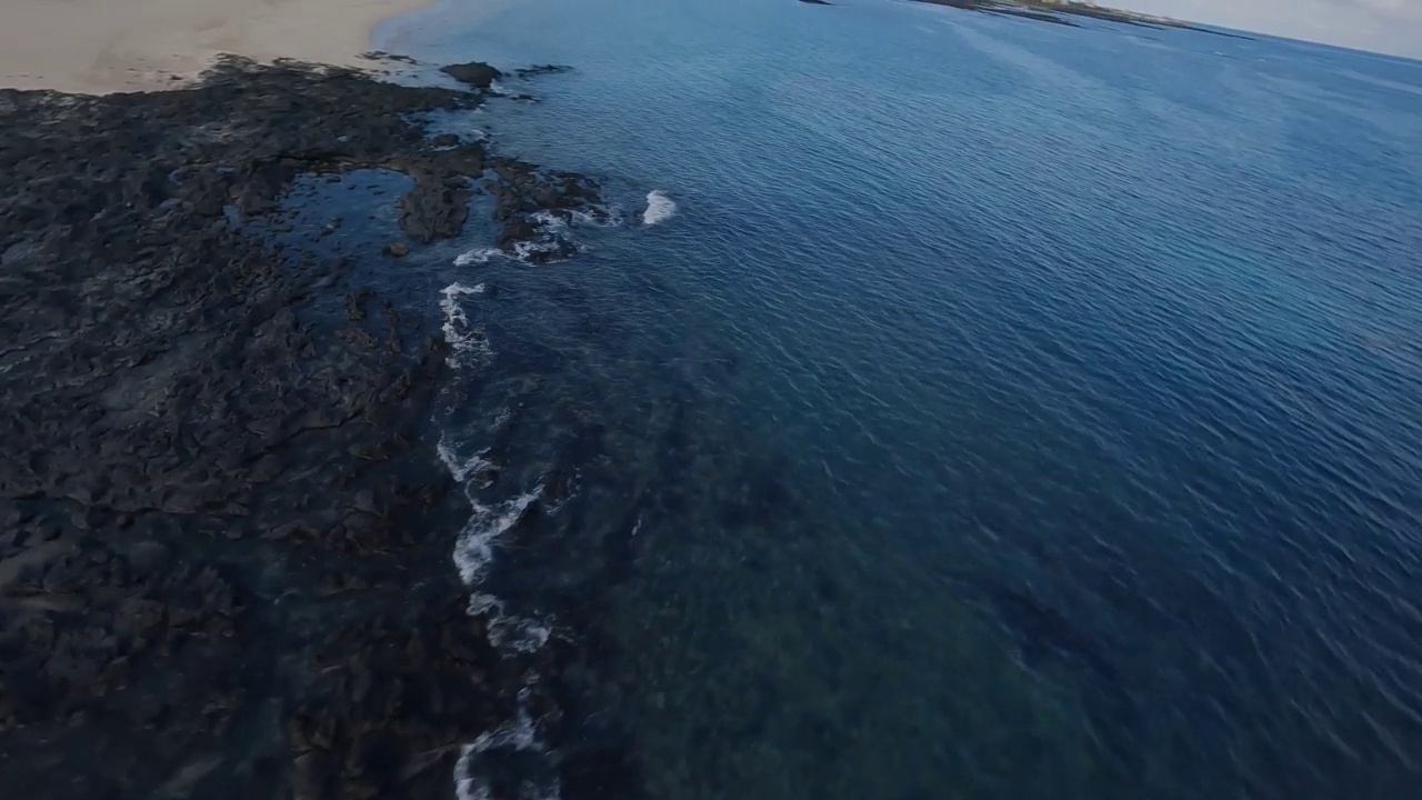 ▽自然风光=韩国济州岛西归浦市西金马海滩周围的大海和农田视频素材