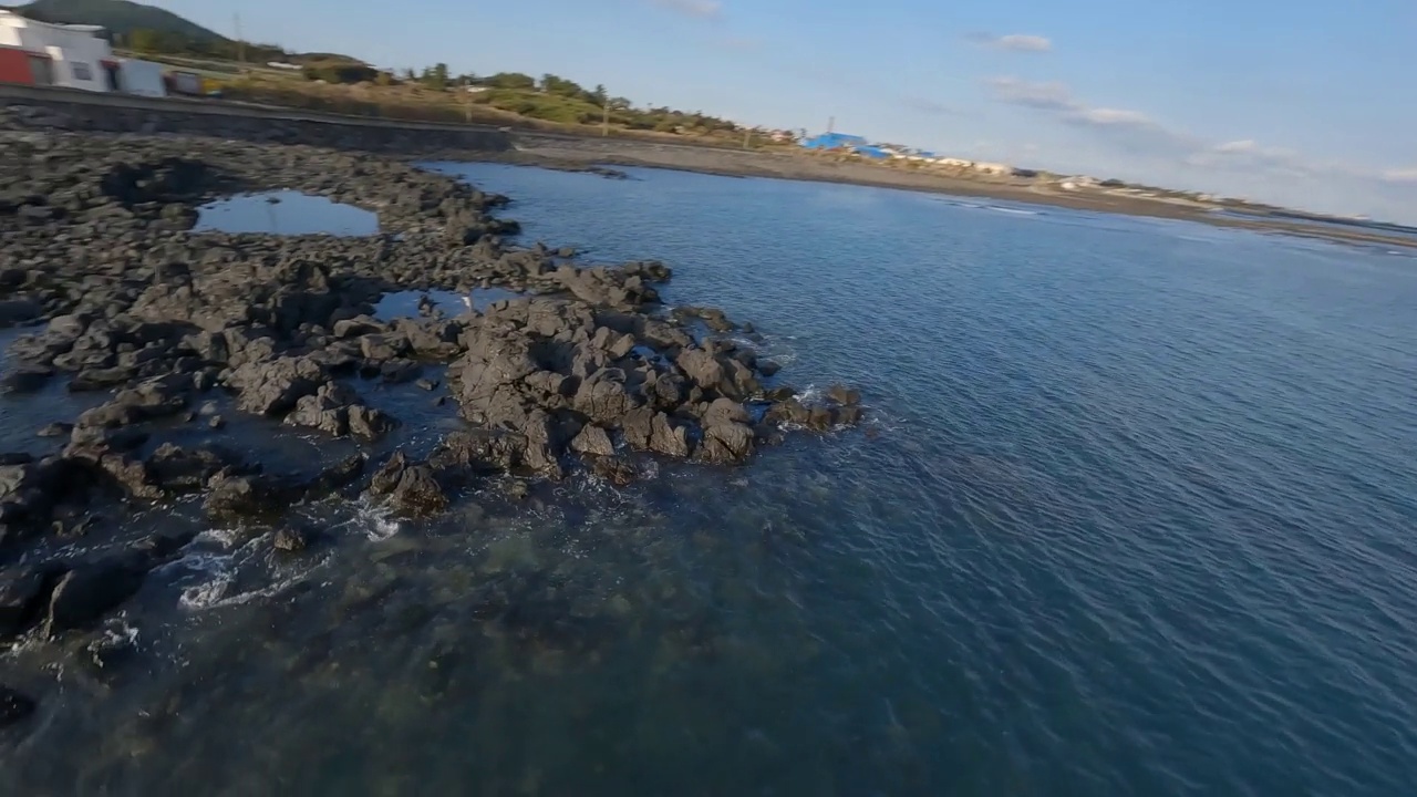 自然风景——韩国济州岛西归浦市西金马海滩周围的大海视频素材