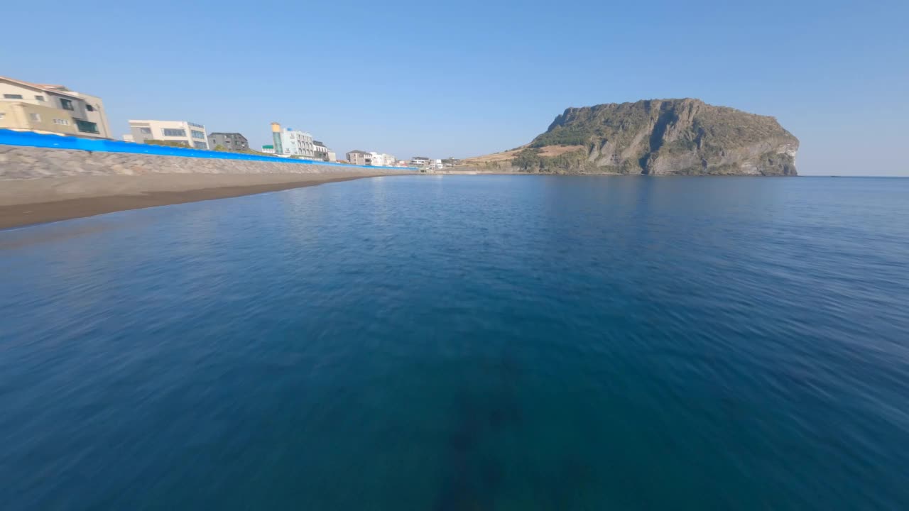 ▽自然风光=韩国济州岛西归浦市城山郡的城山一铁峰和大海视频素材