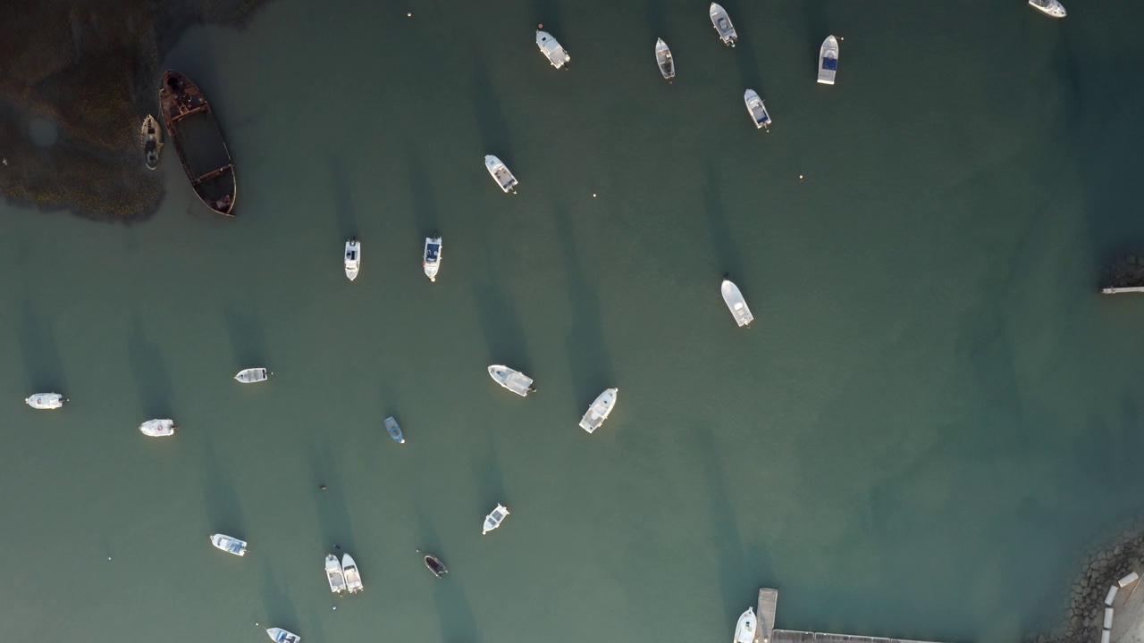 许多小船和游艇在西班牙海，空中视频素材