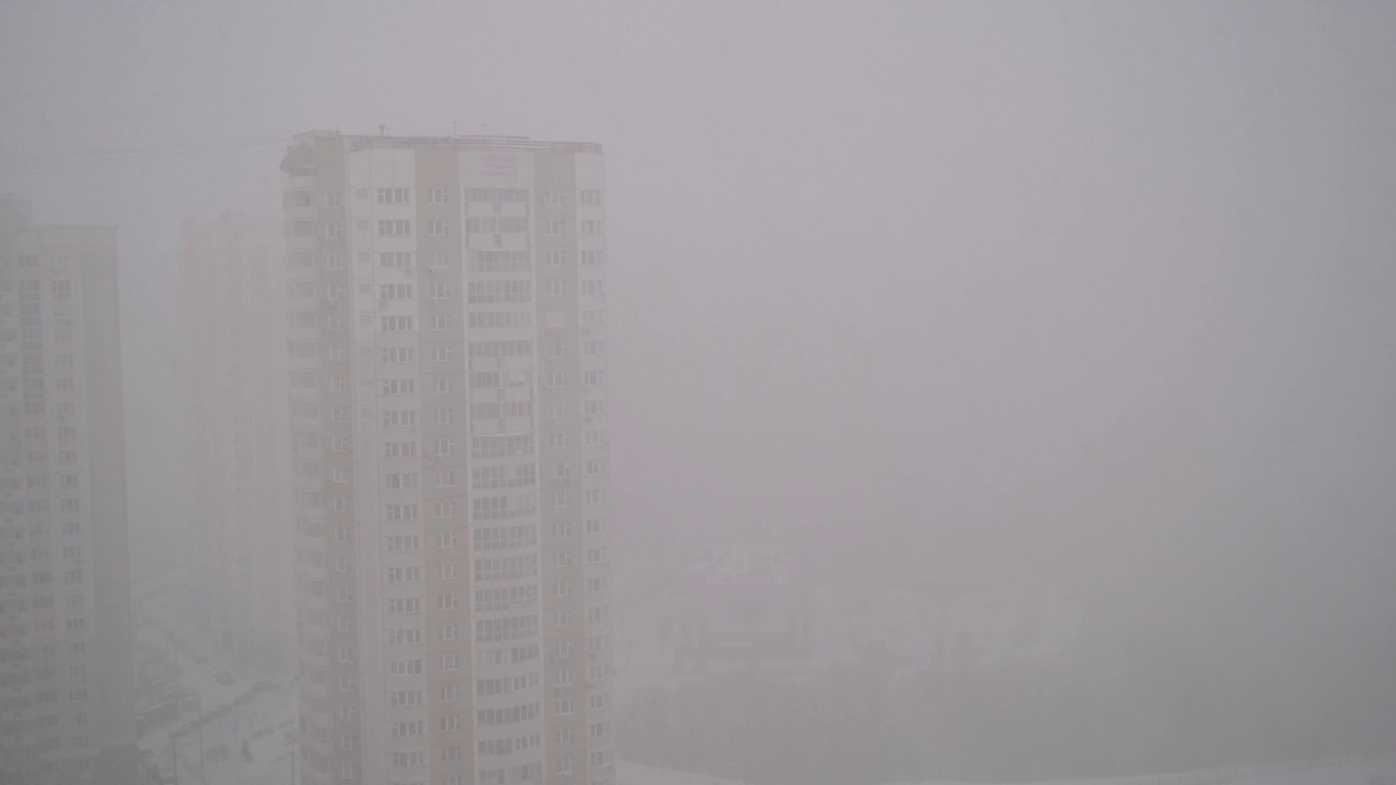 城市背景飘着雪花。视频素材