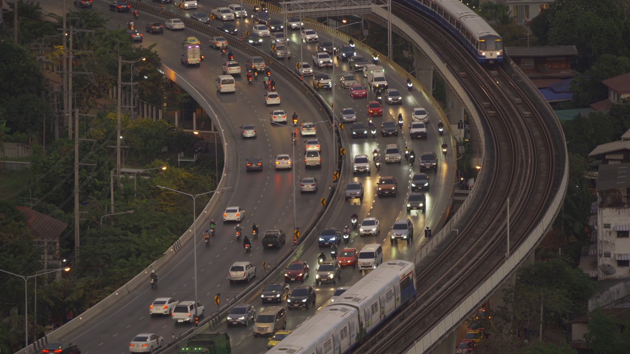 鸟瞰高速公路街道与汽车交通和火车上的铁路，曼谷市中心。泰国。智慧城市中的金融区。视频素材