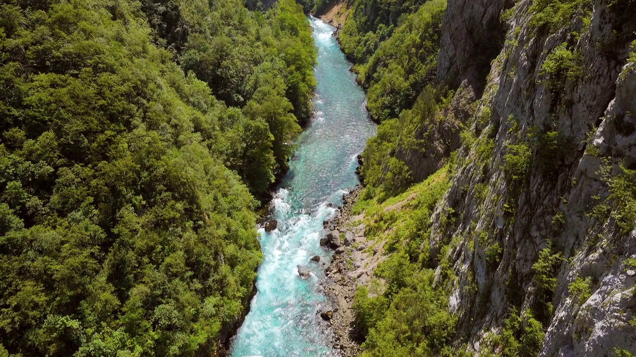 迷人的蓝色河流皮瓦。地点:黑山杜米特国家公园。视频素材