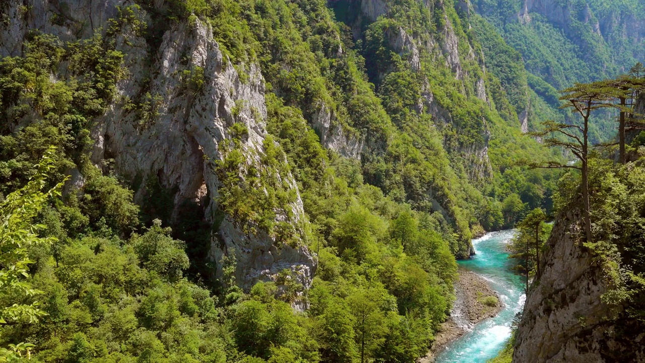 迷人的蓝色河流皮瓦。地点:黑山杜米特国家公园。视频素材