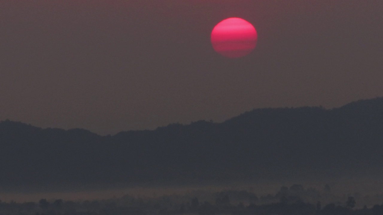 太阳正从云层中升起视频素材