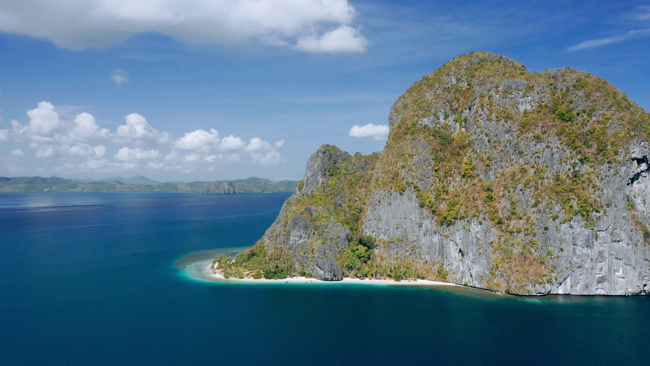 空中环绕令人惊叹的皮纳布尤坦岛的画面。El Nido，巴拉望岛，菲律宾。天堂般的热带Ipil海滩，碧绿的海水和椰子树视频素材