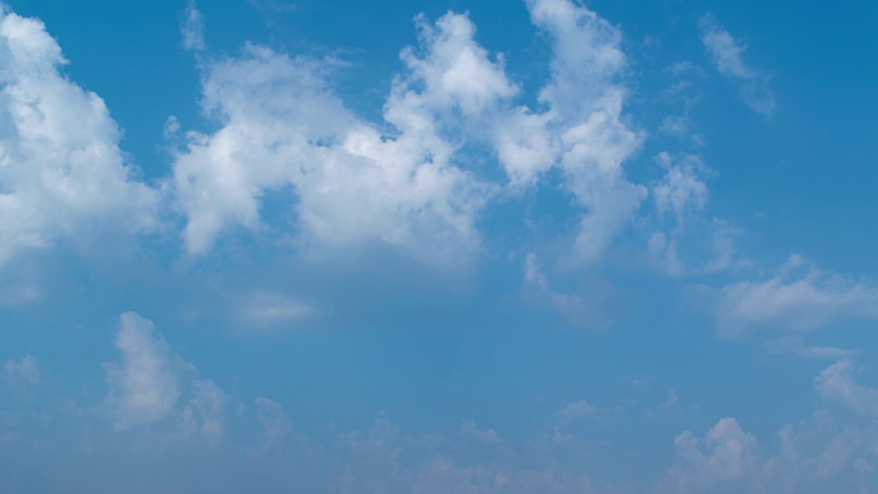 美丽的天空和云彩的背景。积云的天空与云天气的自然。Cloudscape 4K时间推移。视频下载