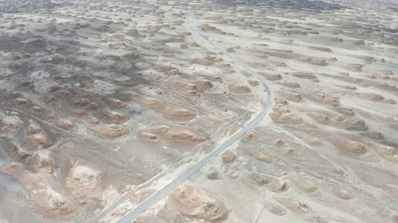 白天的沙漠道路视频素材