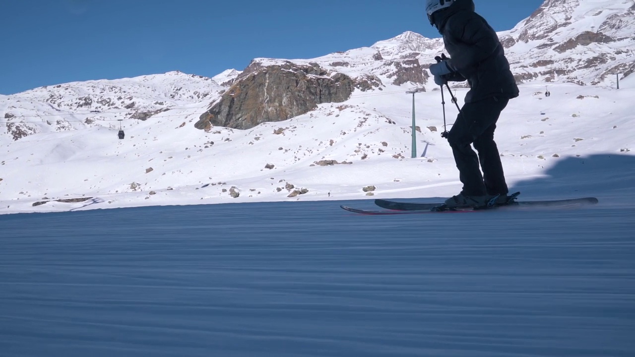 专业滑雪教练在意大利阿尔卑斯山进行速度滑雪(蒙特罗莎)视频素材