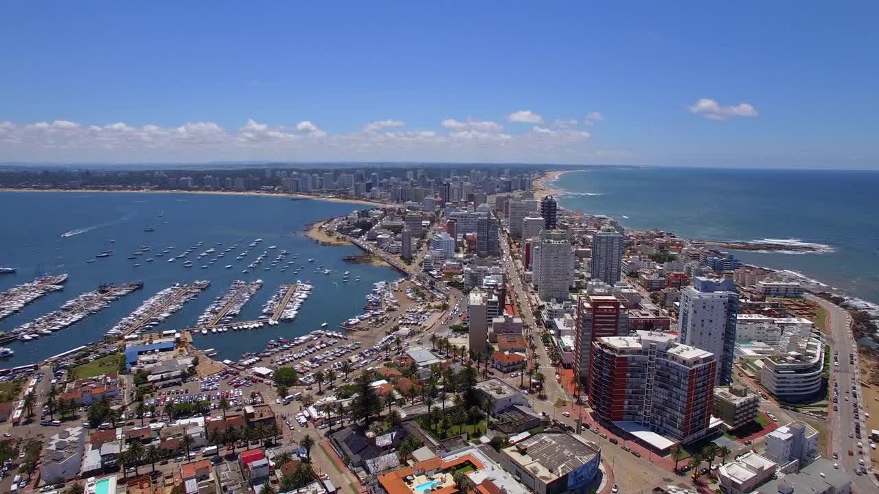 夏天的埃斯特角城市景观和海岸线鸟瞰图，乌拉圭马尔多纳多省视频素材