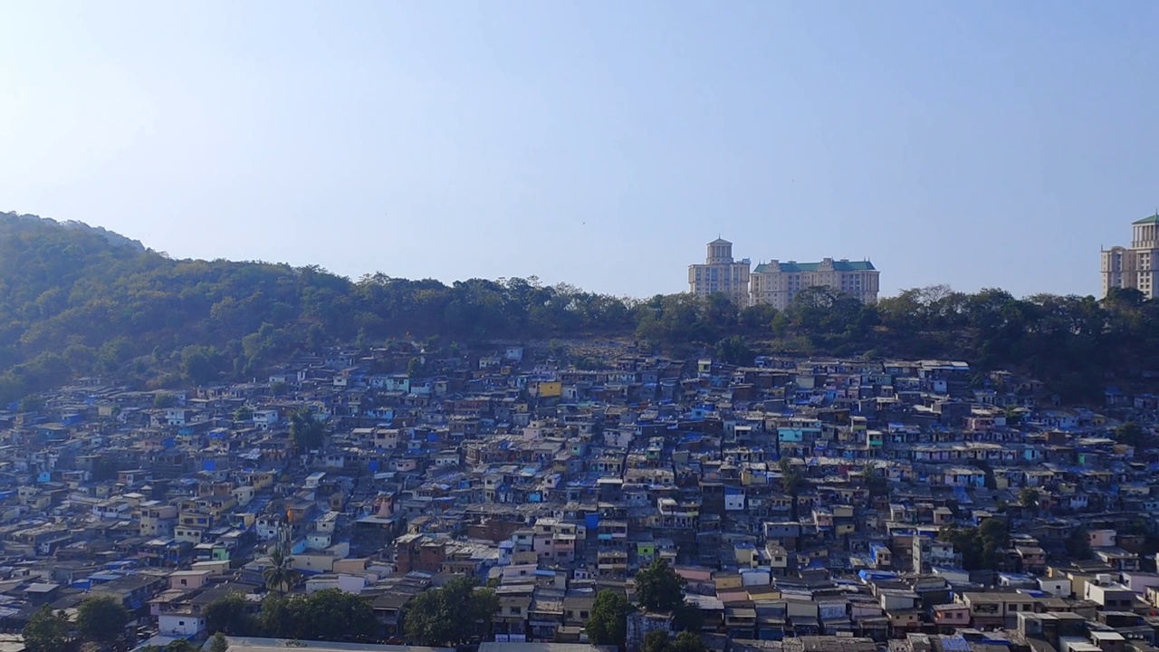 从凯拉斯商业园区拍摄的孟买波瓦伊和维克洛里城市全景鸟瞰图，小房子、汽车和公交车在移动视频素材