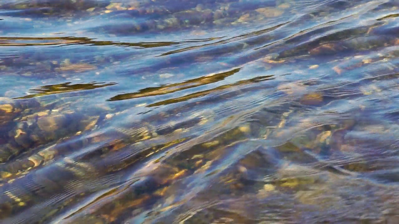 水流湍急，河水清澈见底视频素材