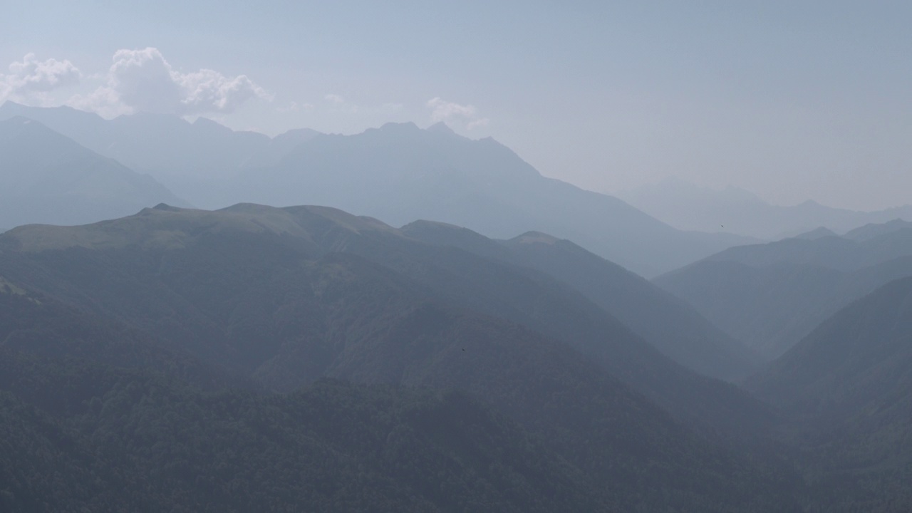 有绿色山谷的山地景观。群山在天空衬托下的剪影。视频素材