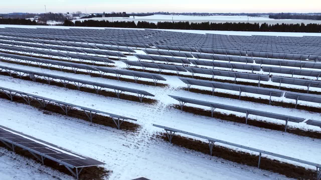 一个大型太阳能农场上空的全景航拍视频。视频下载