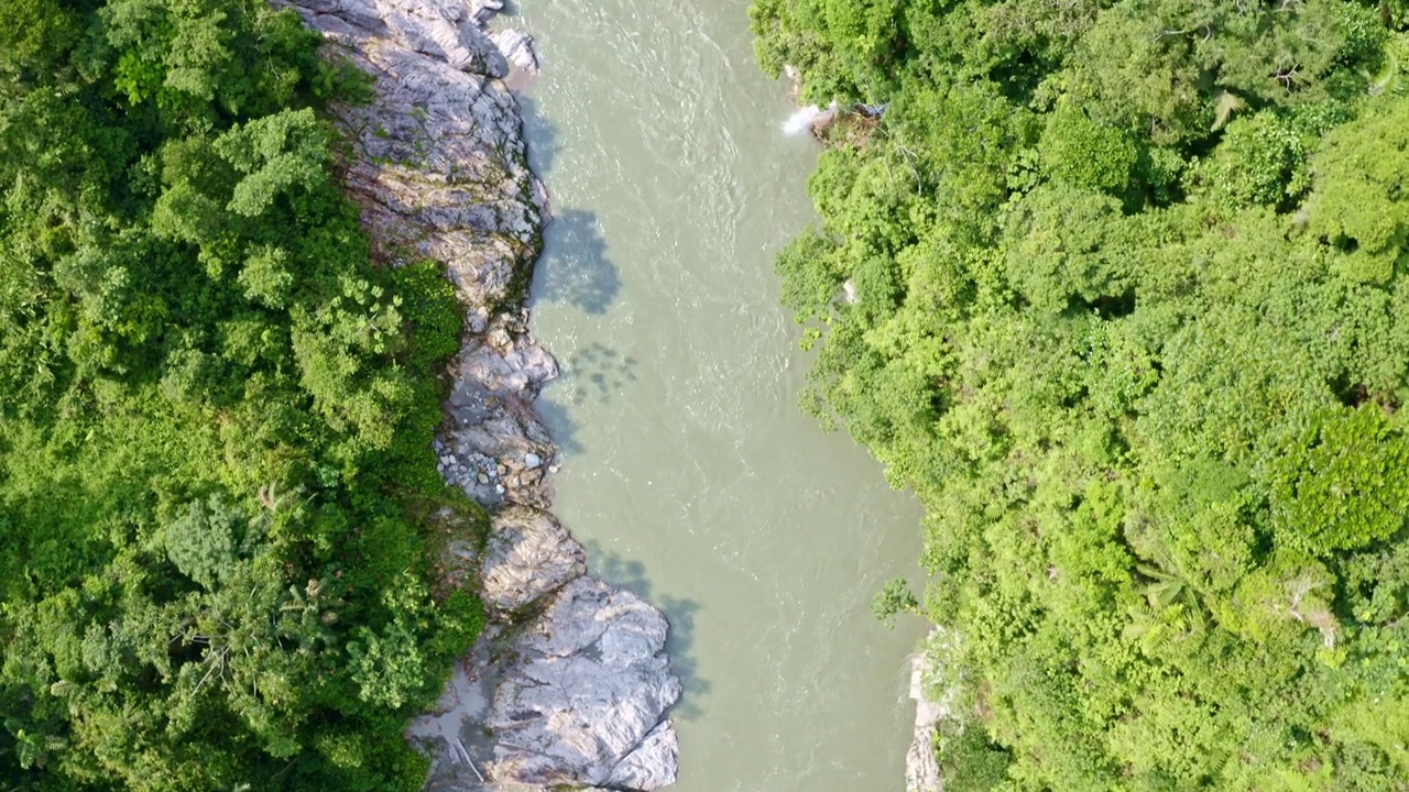 空中俯瞰一个美丽的山河与花岗岩岩床视频素材