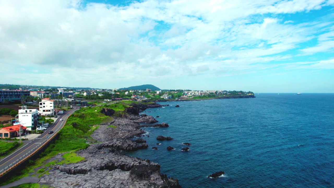 自然风景——韩国济州岛爱月郡(Jeju-si) Gueom石盐坪附近的海岸公路和大海视频素材