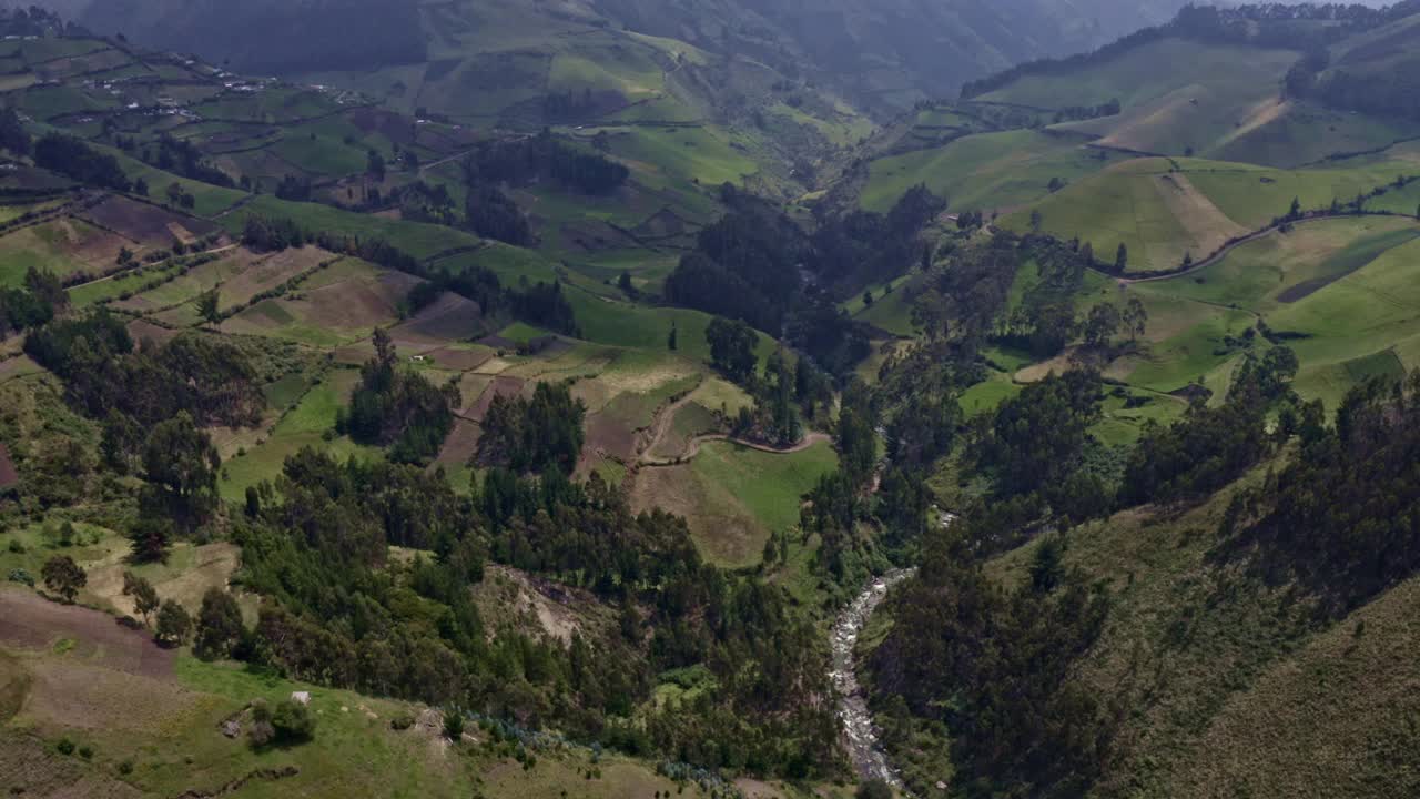 飞过一条被农田和道路环绕的小山河视频素材