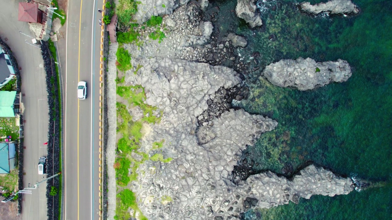 自然风景——韩国济州岛爱月郡(Jeju-si) Gueom石盐坪附近的海岸公路和大海视频素材