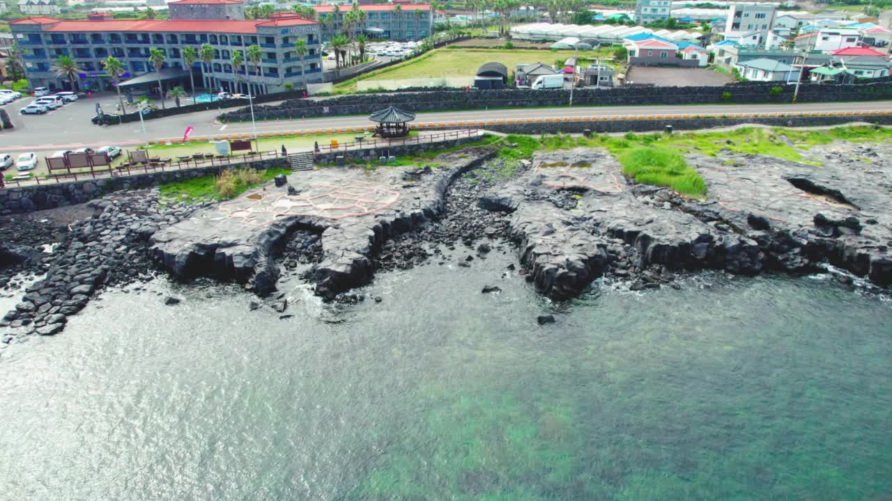 自然风景——韩国济州岛爱月郡(Jeju-si) Gueom石盐坪附近的海岸公路和大海视频素材