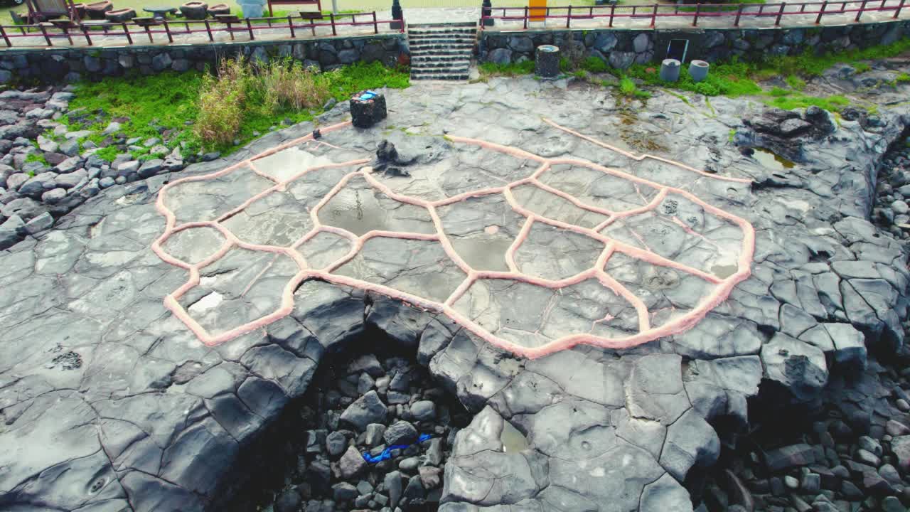 自然风景——韩国济州岛爱月郡(Jeju-si) Gueom石盐坪附近的海岸公路和大海视频素材