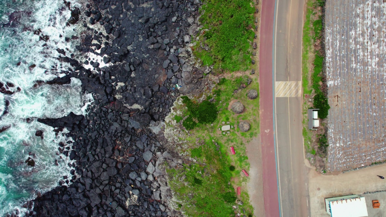 ▽自然风光=韩国济州岛西归浦市一瓜里海岸公路和大海视频素材