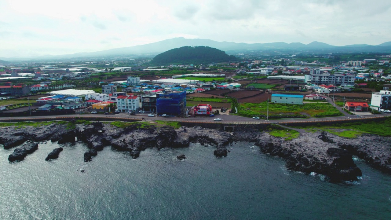 自然风景——韩国济州岛爱月郡(Jeju-si) Gueom石盐坪附近的海岸公路和大海视频素材