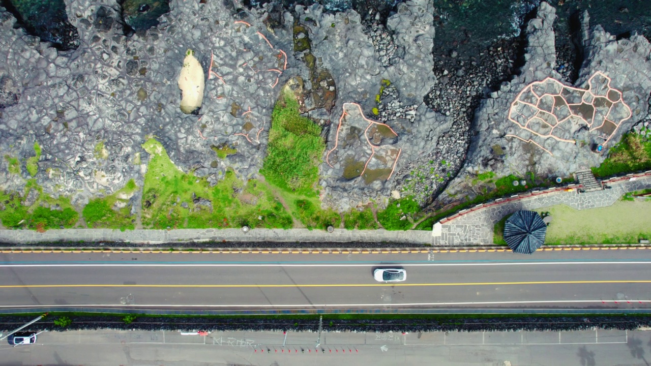 自然风景——韩国济州岛爱月郡(Jeju-si) Gueom石盐坪附近的海岸公路和大海视频素材