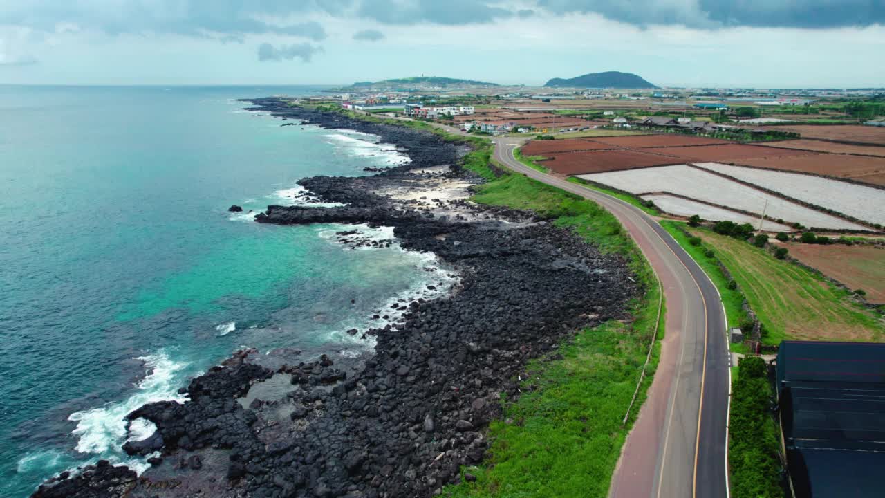 ▽自然风光=韩国济州岛西归浦市一瓜里海岸公路和大海视频素材