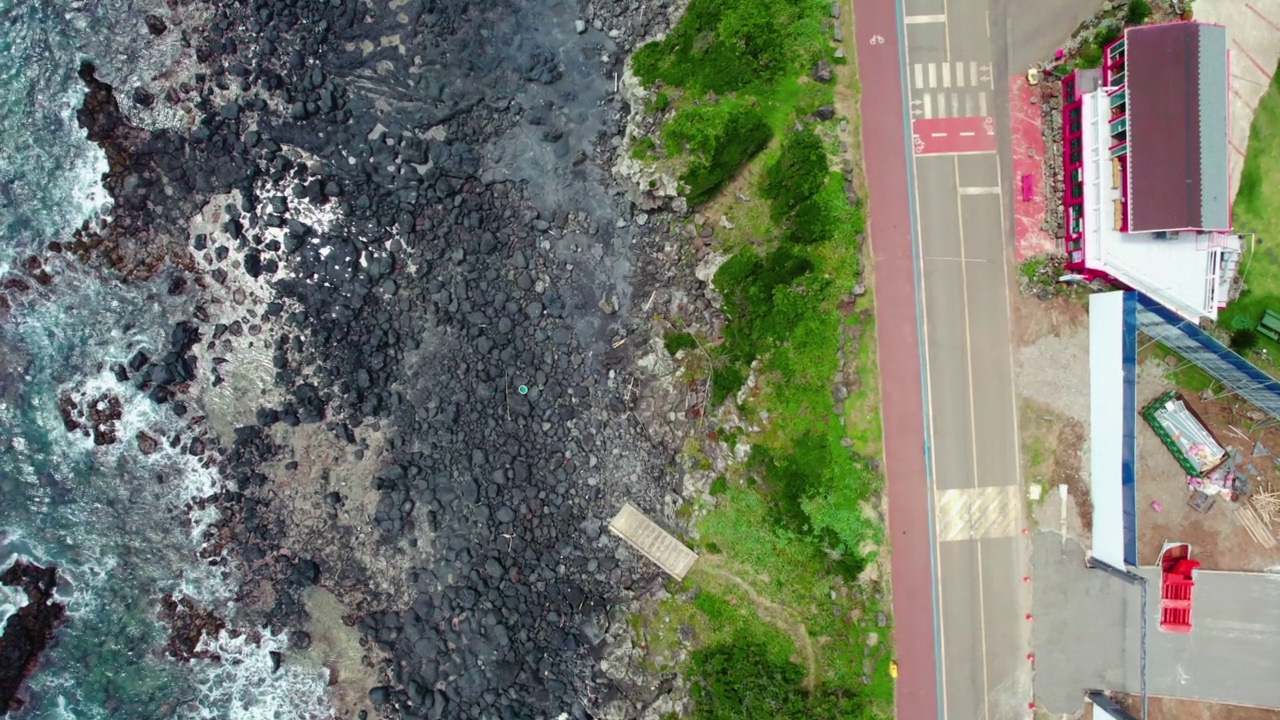 ▽自然风光=韩国济州岛西归浦市一瓜里海岸公路和大海视频素材