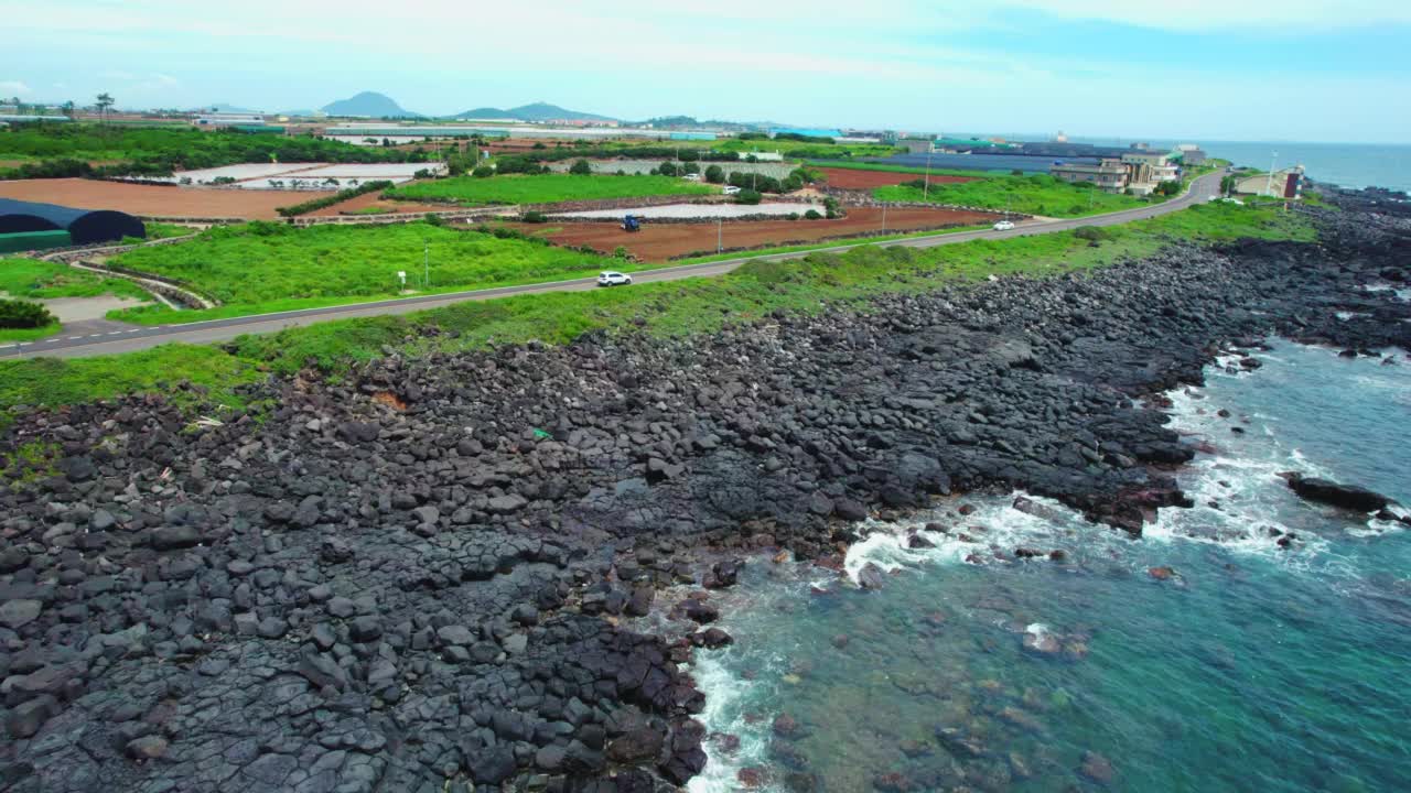 ▽自然风光=韩国济州岛西归浦市一瓜里海岸公路和大海视频素材