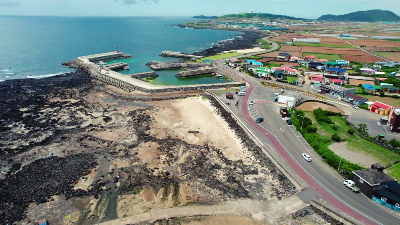 ▽自然风光=韩国济州岛西归浦市一瓜里海岸公路和大海视频素材