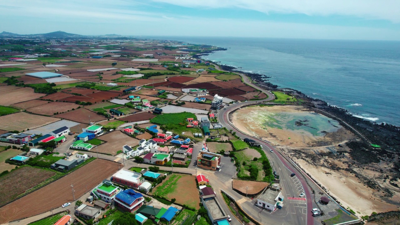 ▽自然风光=韩国济州岛西归浦市一瓜里海岸公路和大海视频素材