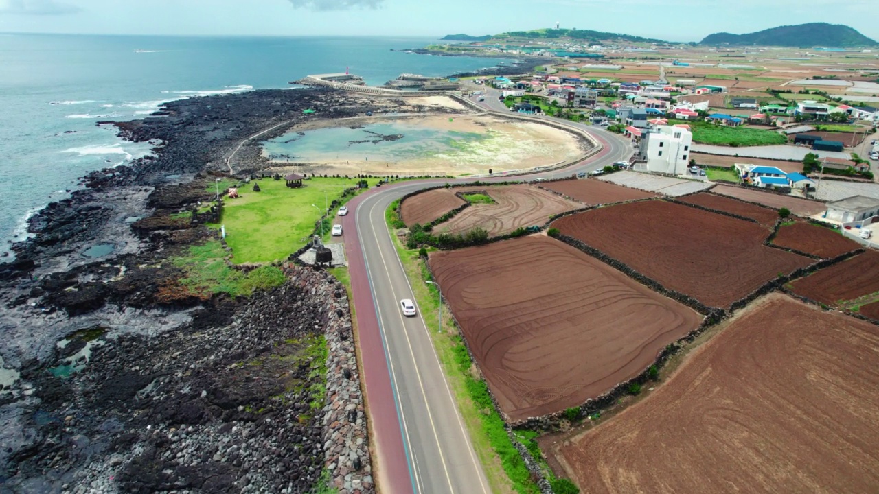 ▽自然风光=韩国济州岛西归浦市一瓜里海岸公路和大海视频素材