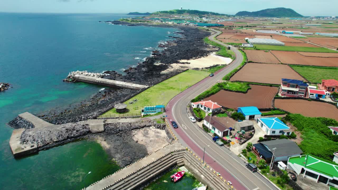 ▽自然风光=韩国济州岛西归浦市一瓜里海岸公路和大海视频素材