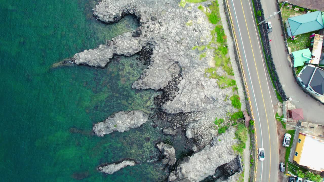 自然风景——韩国济州岛爱月郡(Jeju-si) Gueom石盐坪附近的海岸公路和大海视频素材