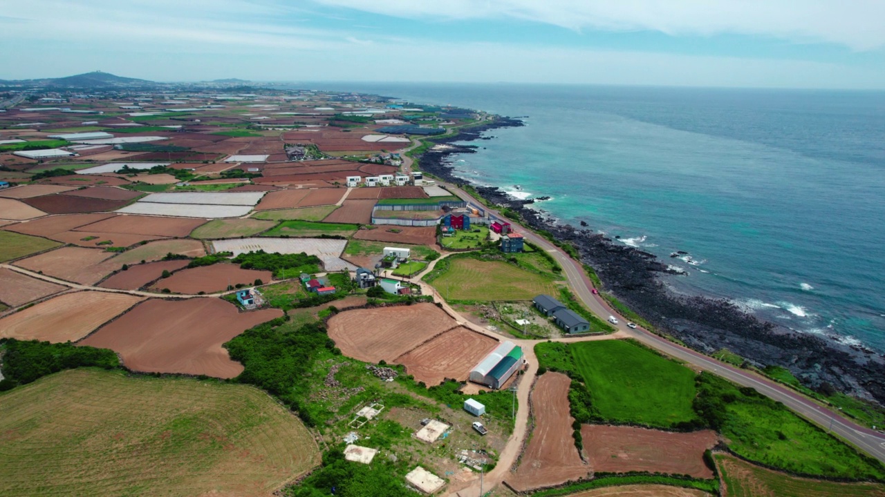 ▽自然风光=韩国济州岛西归浦市一瓜里海岸公路和大海视频素材