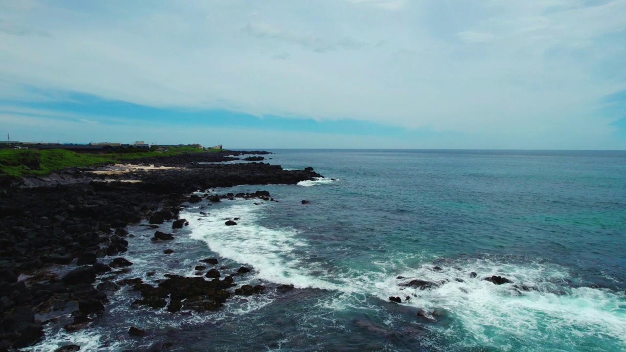 ▽自然风光=韩国济州岛西归浦市一瓜里海岸公路和大海视频素材