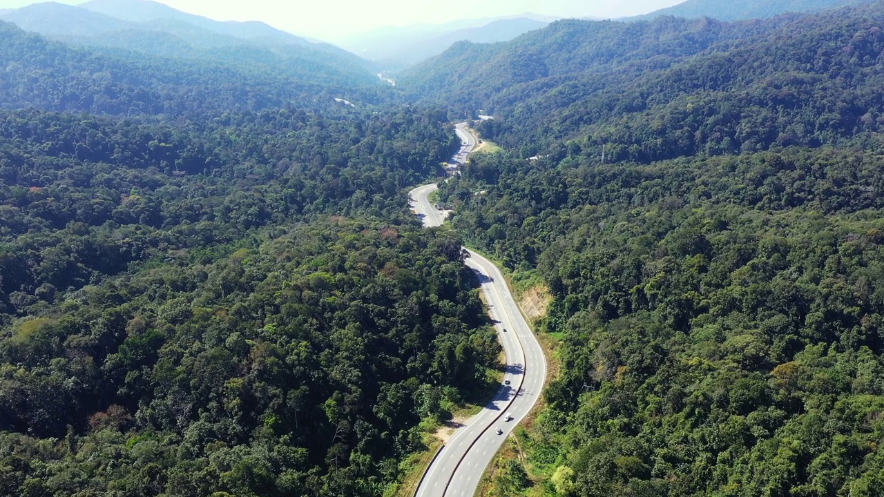 在山区道路上的交通鸟瞰图。视频素材