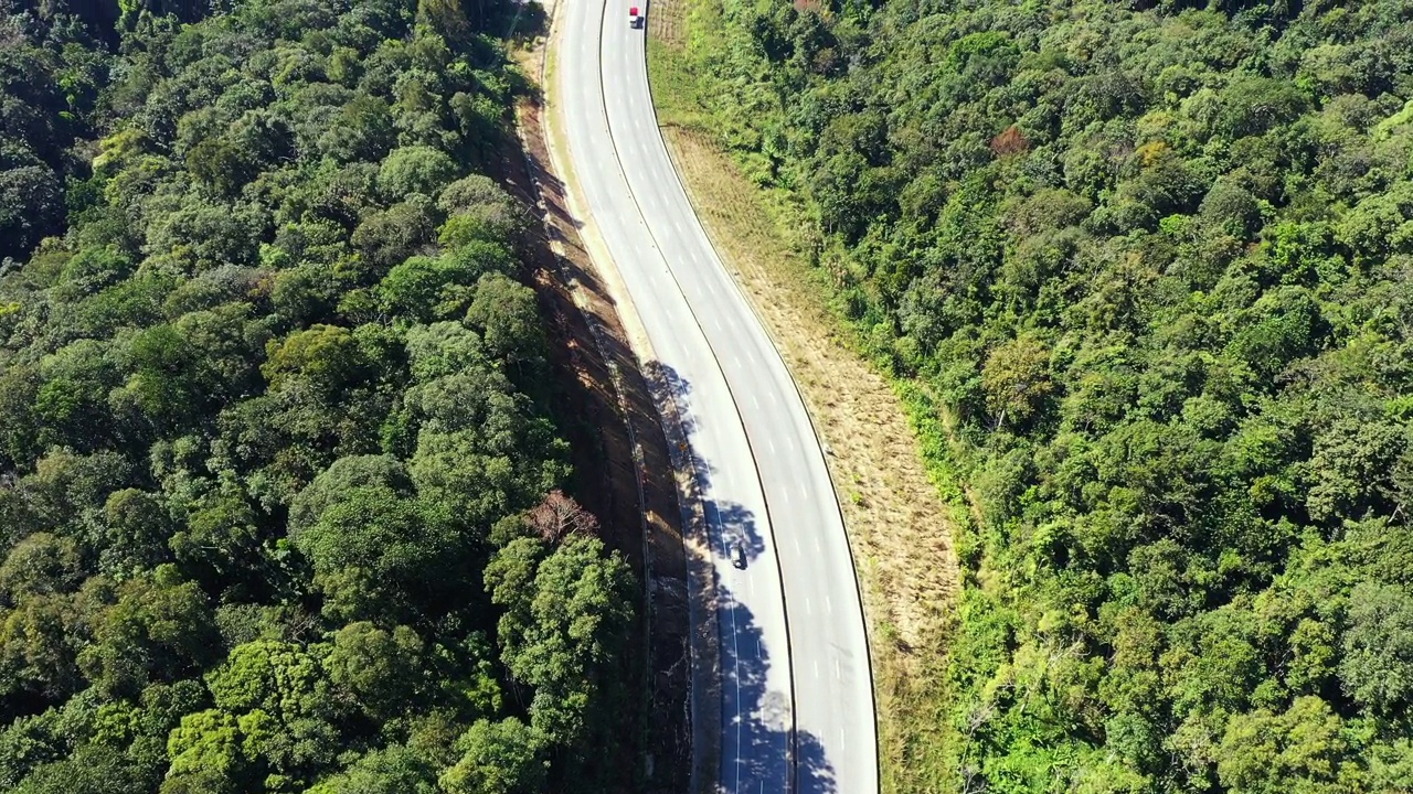 在山区道路上的交通鸟瞰图。视频素材