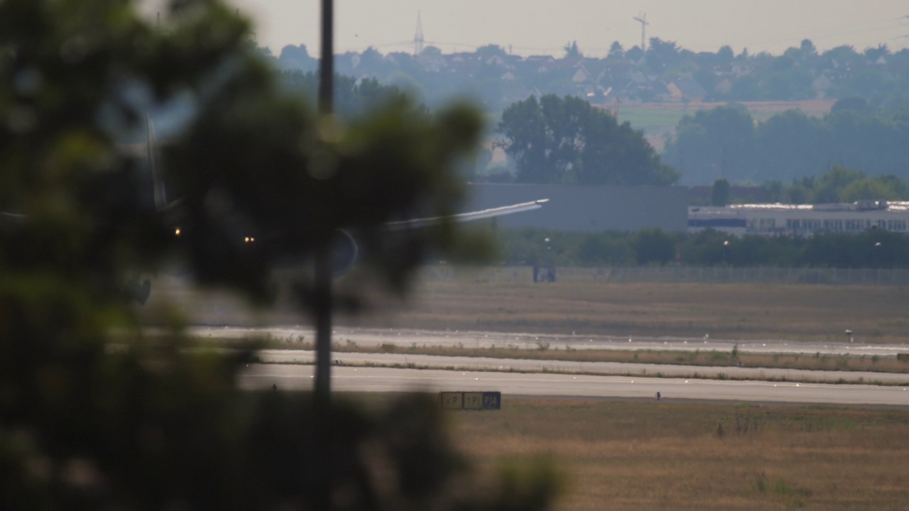 民用航空器降落视频素材