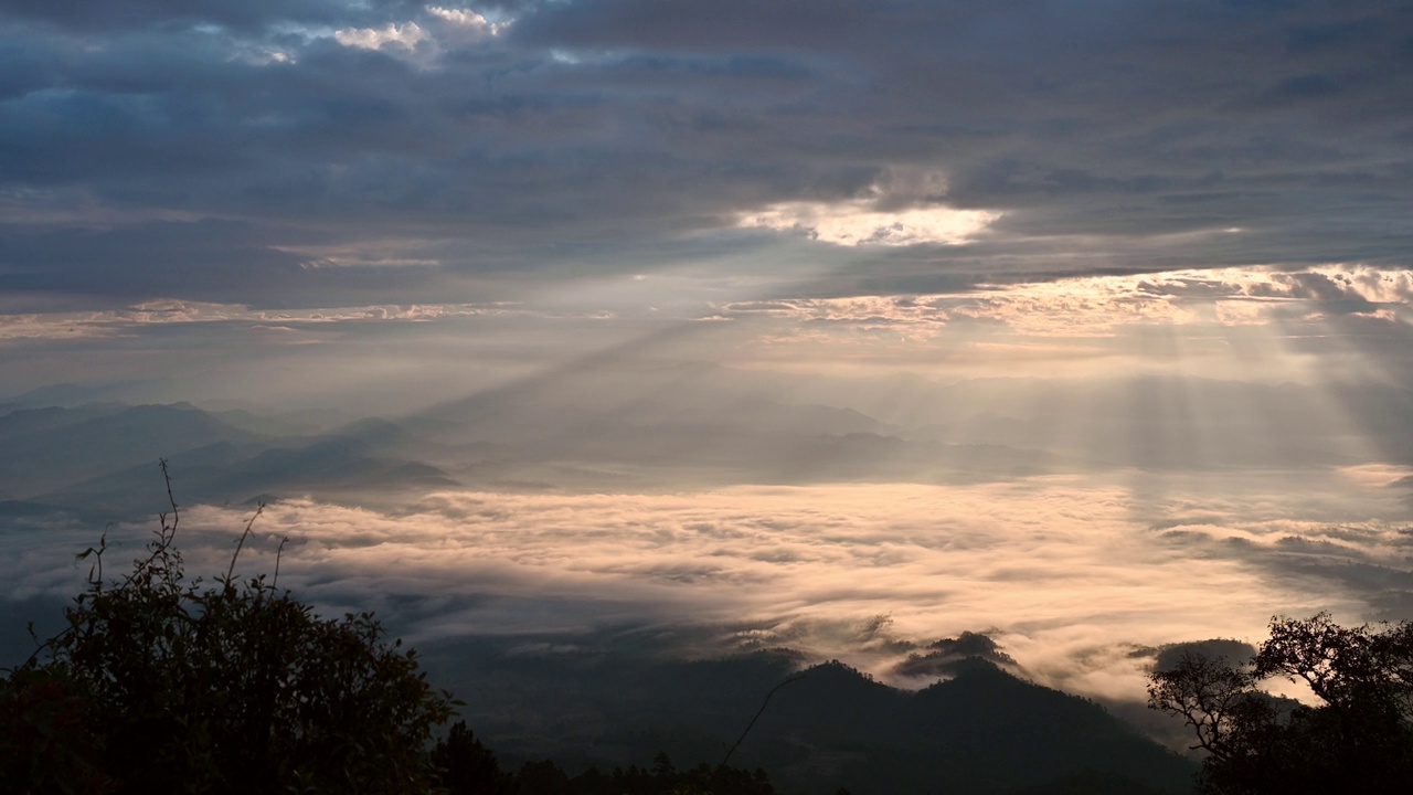 在国家公园的热带雨林里，阳光照在山峦上的壮观的天空和雾蒙蒙的景象视频素材