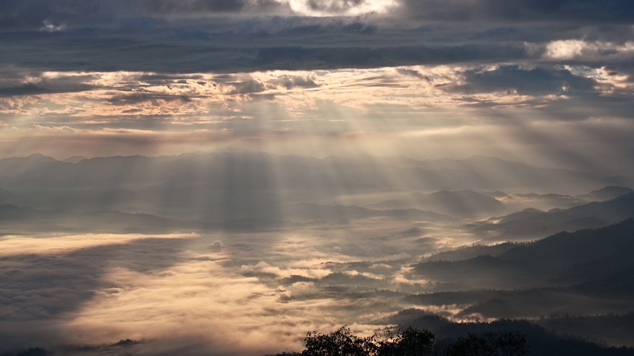 在国家公园的热带雨林里，阳光照在山峦上的壮观的天空和雾蒙蒙的景象视频素材